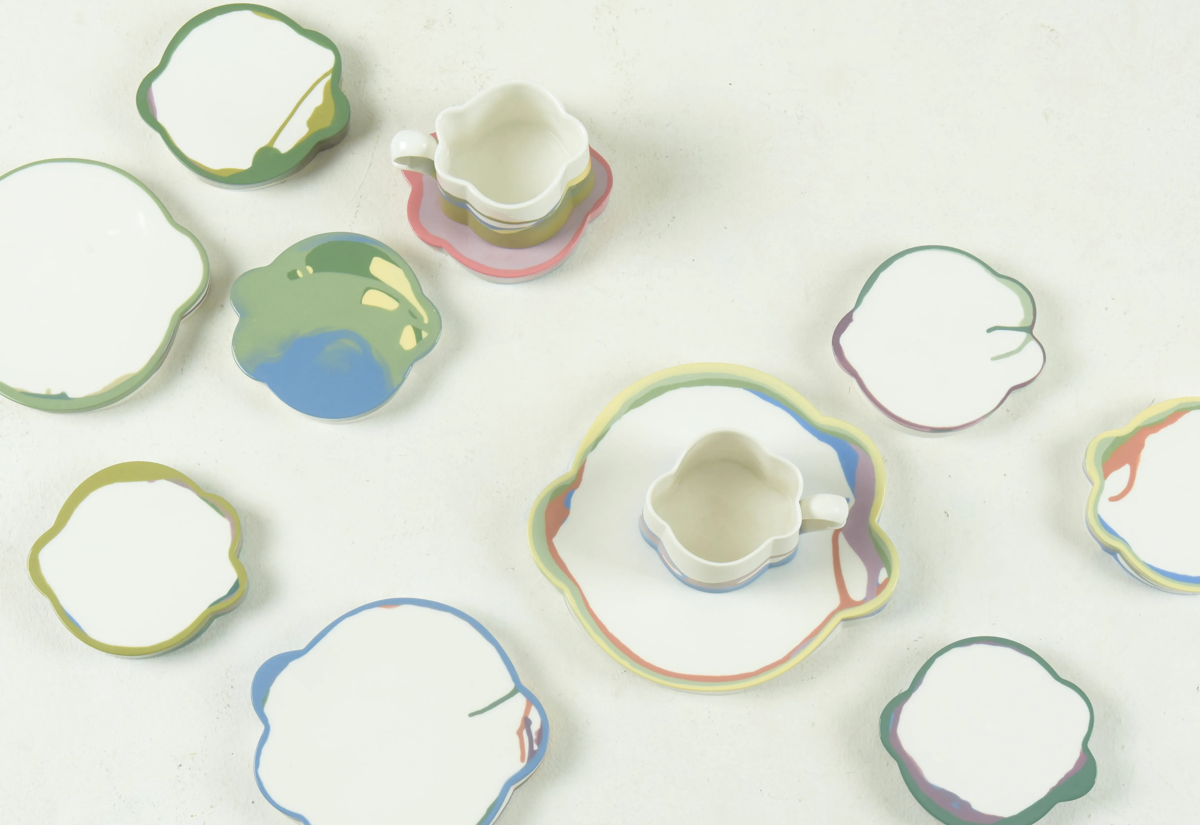 류승연, 구름_머금다, 백자소지, 안료 (100x20cm) 2026